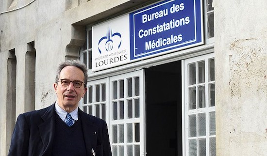 El doctor De Franciscis en la Oficina de Constataciones Médicas de Lourdes
