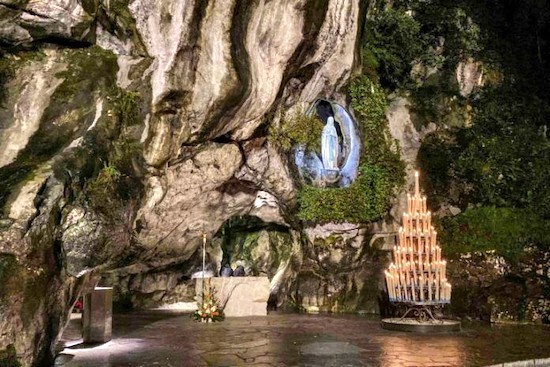 La gruta de Lourdes en Massabielle donde la Virgen se apareció a Santa Bernadette
