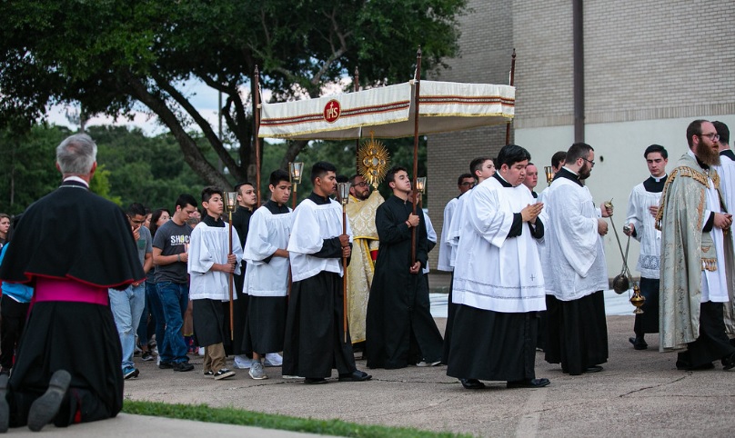 obispo_tyler_procesion_grande