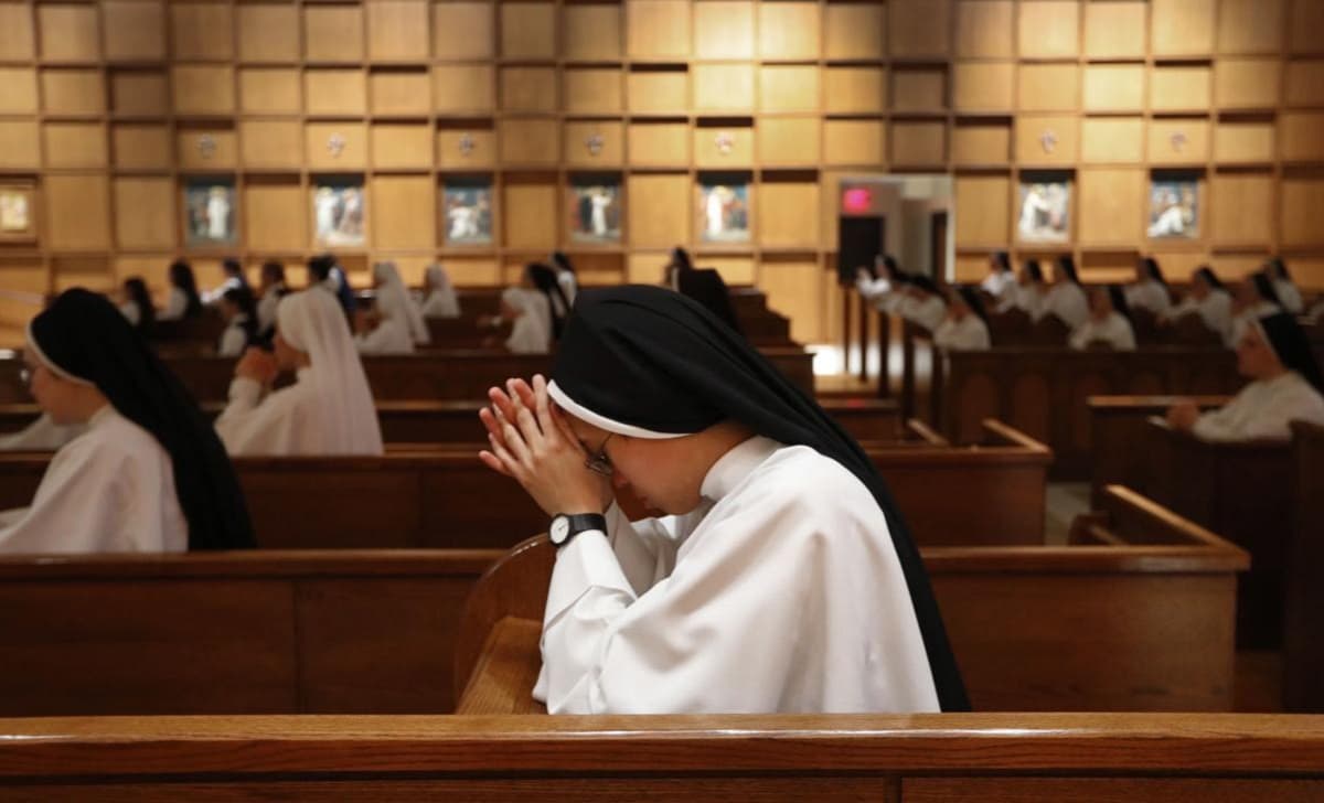 Hermana dominica de María rezando. 