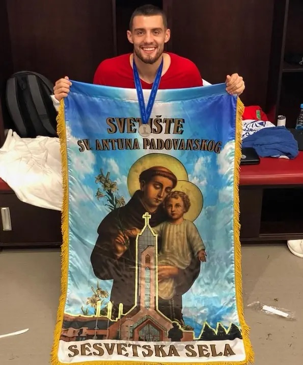 Mateo Kovacic con una imagen de San Antonio
