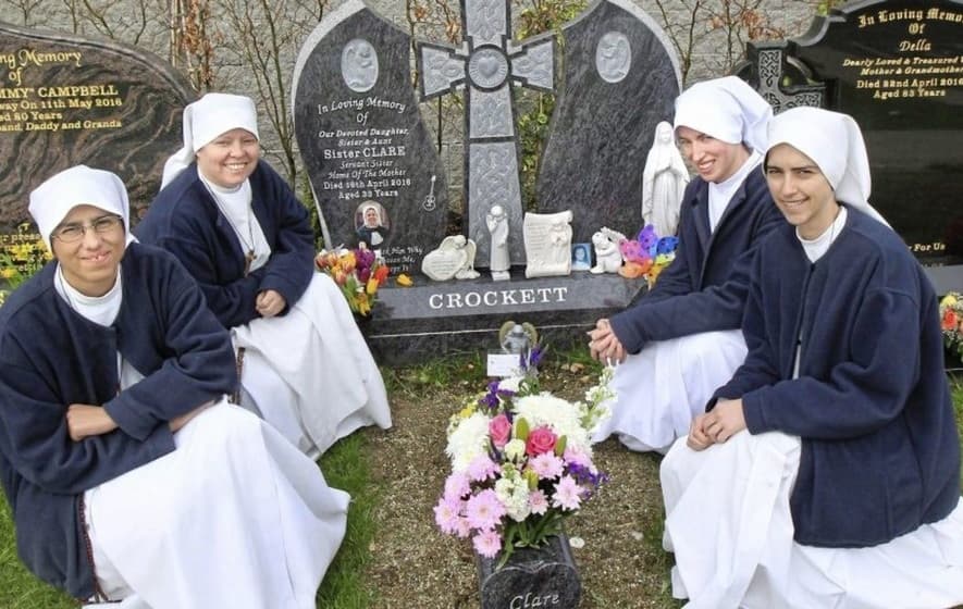 Algunas siervas del Hogar de la Madre en la tumba de la hermana Clare
