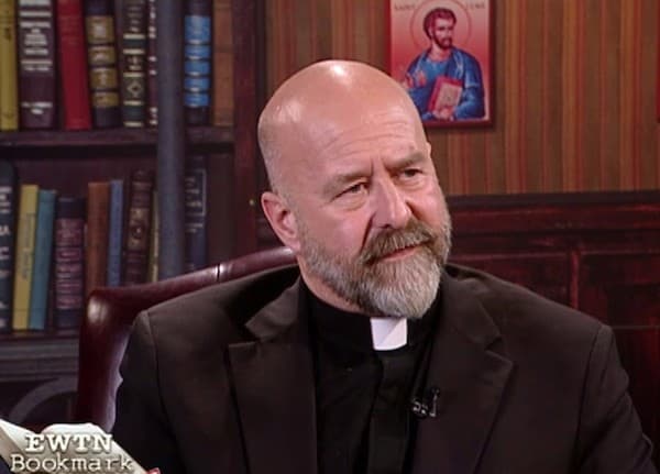 El padre Longenecker, durante una entrevista en EWTN.