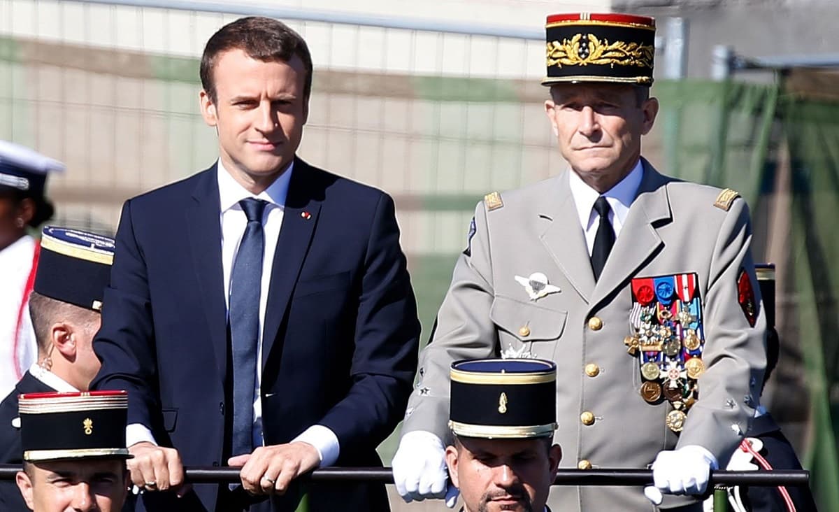 Pierre de Villiers junto al presidente Macron