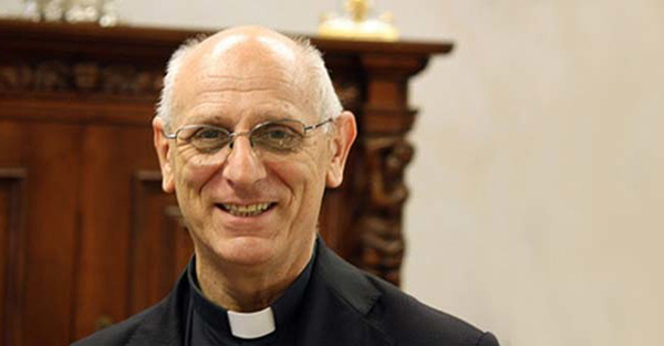 El sacerdote italiano Renzo Bonetti sonriendo