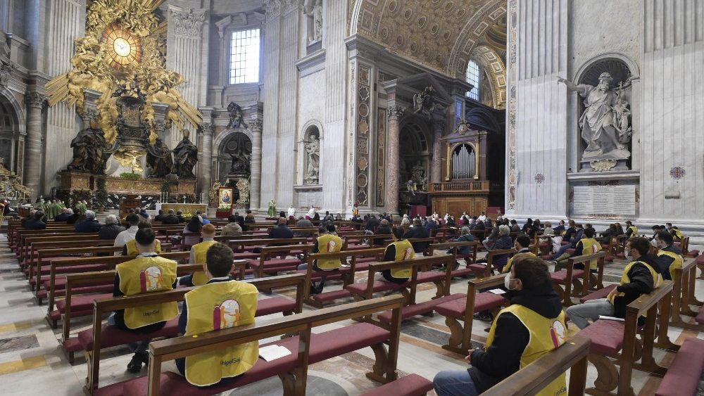 La Basílica de san Pedro con los 100 pobres que han podido asistir a la Misa con el Papa en el Vaticano en la Jornada Mundial del Pobre