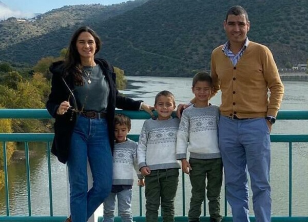 Miguel Mota, con su mujer y sus tres hijos