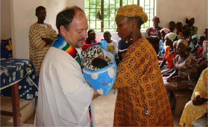 El padre Garayoa en un bautizo en Sierra Leona