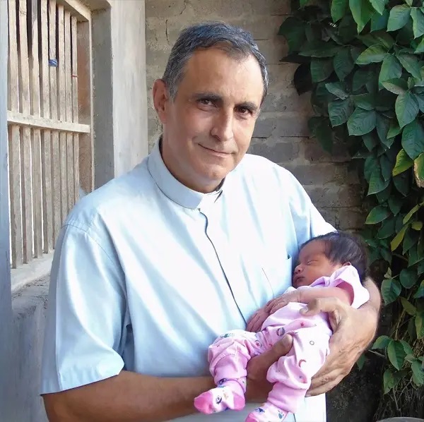 El padre Ignacio Doñoro con un niño del Hogar Nazaret