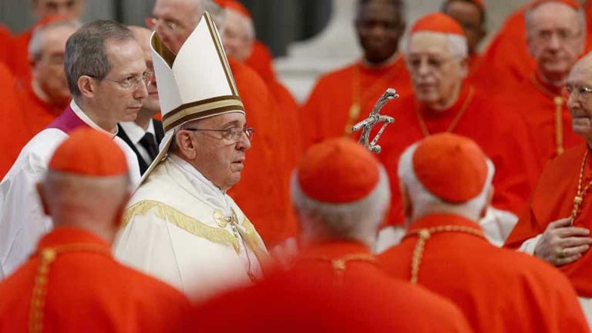 El Papa Francisco, con un grupo de cardenales