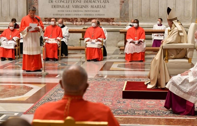 Consistorio de cardenales en el Vaticano