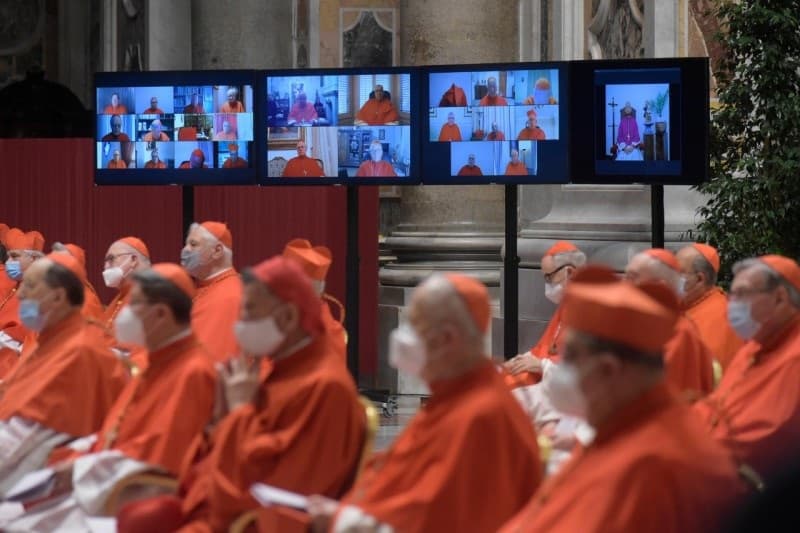 Cardenales en San Pedro, y otros conectados vía streaming desde sus ciudades