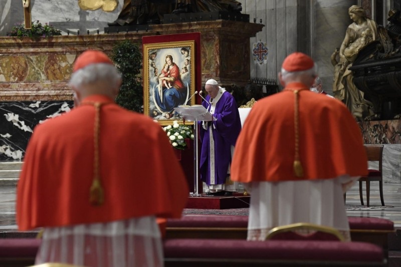 El Papa Francisco concelebra en San Pedro con los nuevos cardenales