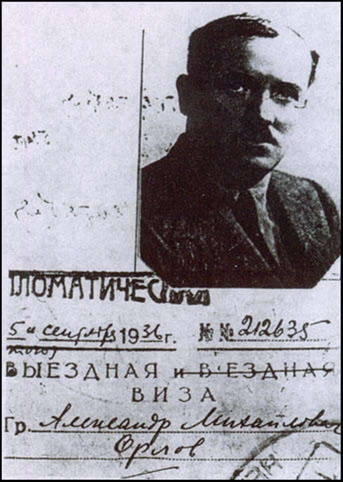 Documento ruso con foto de 1931 del espía soviético Alexander Orlov