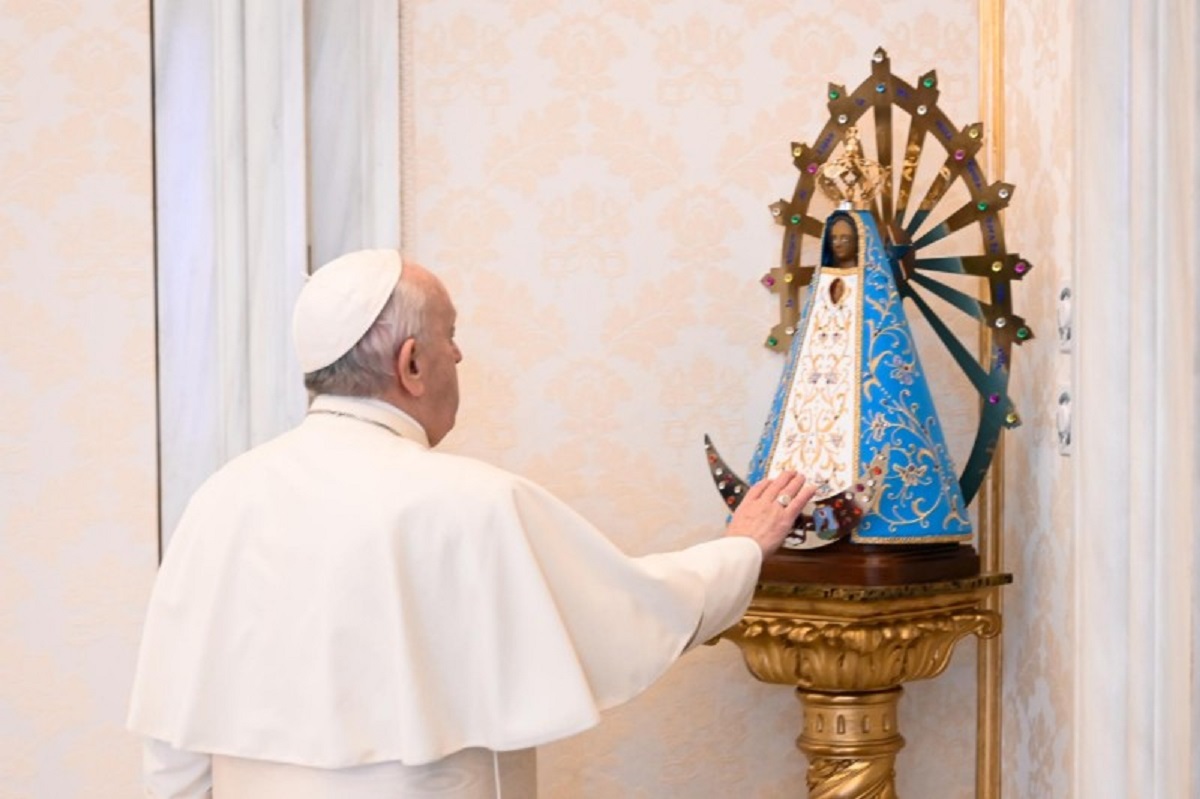 El Papa, ante la Virgen durante la audiencia general