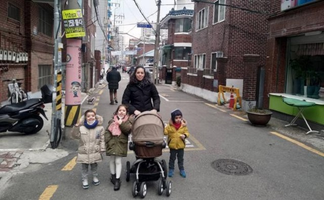 Julia, con sus 4 hijos paseando por Seúl