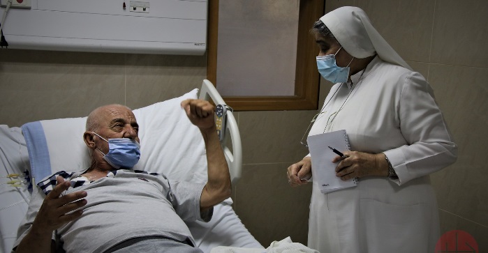 Una religiosa atiende a un enfermo en un hospital cristiano de Beirut