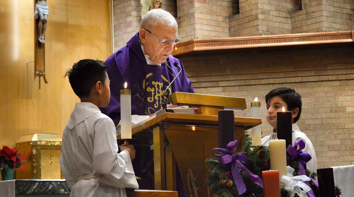 El padre Ian Boynd, sacerdote de la diócesis de Edmonton (Alberta, Canadá), proclama la Palabra desde el ambón. Foto: Grandin Media.