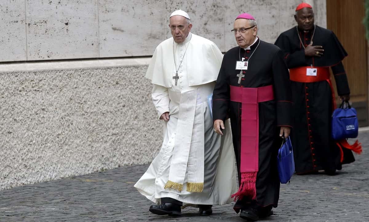 El arzobispo de Minsk, Tadeusz Kondrusiewicz, con el Papa Francisco en el Vaticano