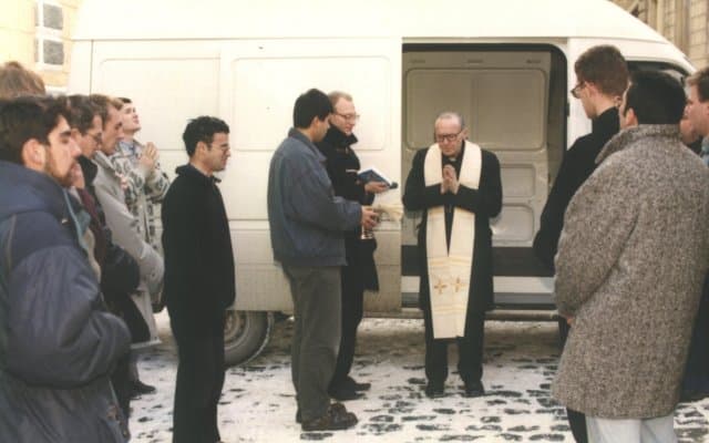 Bernardo Antonini y sus seminaristas rusos en la nieve, con una necesaria furgoneta