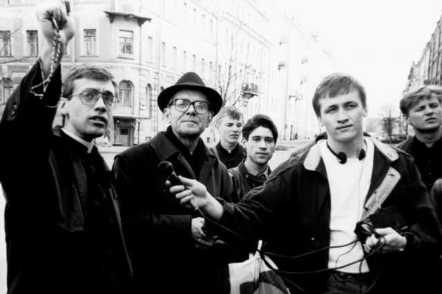 Don Bernardo Antonini y seminaristas rusos con rosario y megáfono en las calles de Moscú en los 90