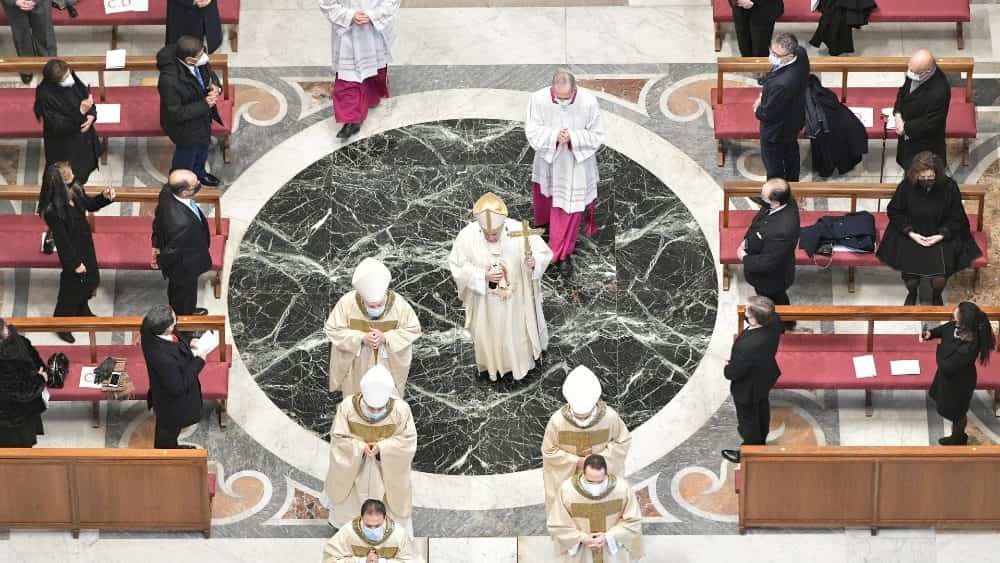 Misa en San Pedro del Vaticano, con el Papa, con mascarillas y restricciones del coronavirus