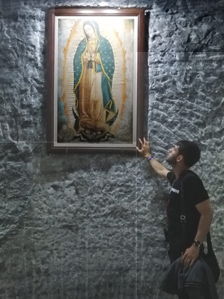 Nicolás Gil, junto a una imagen de la Virgen de Guadalupe