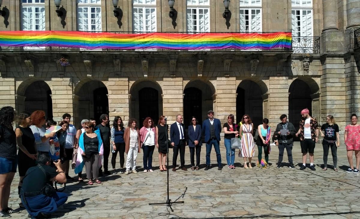 Ayuntamiento de Santiago de Compostela con una enorme bandera LGTB