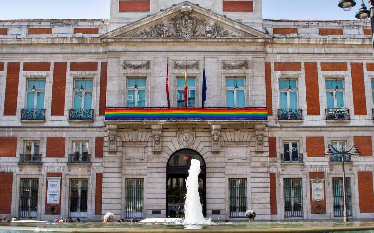 Sede de la Comunidad de Madrid con la bandera LGTB