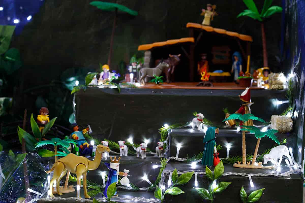 Gran caravana de camellos de los Reyes Magos hacia el portal de Belén, con clicks de Playmobil