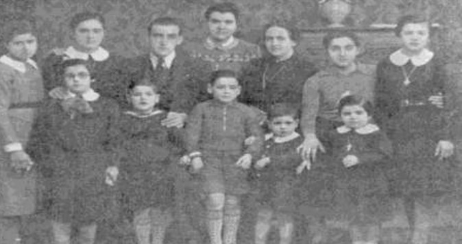 Antonio Tort Rexachs, su esposa María Gavín y sus once hijos