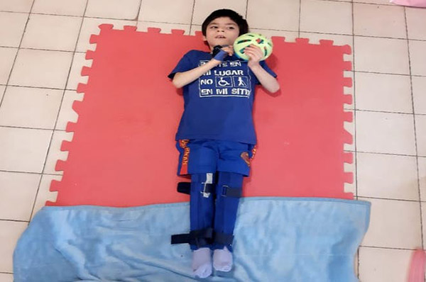 Al nacer, Gonzalito pesaba apenas 780 gramos, tuvo hidrocefalia y un derrame cerebral de grado 4 lo que le ocasionó una parálisis cerebral que le impide hablar y caminar