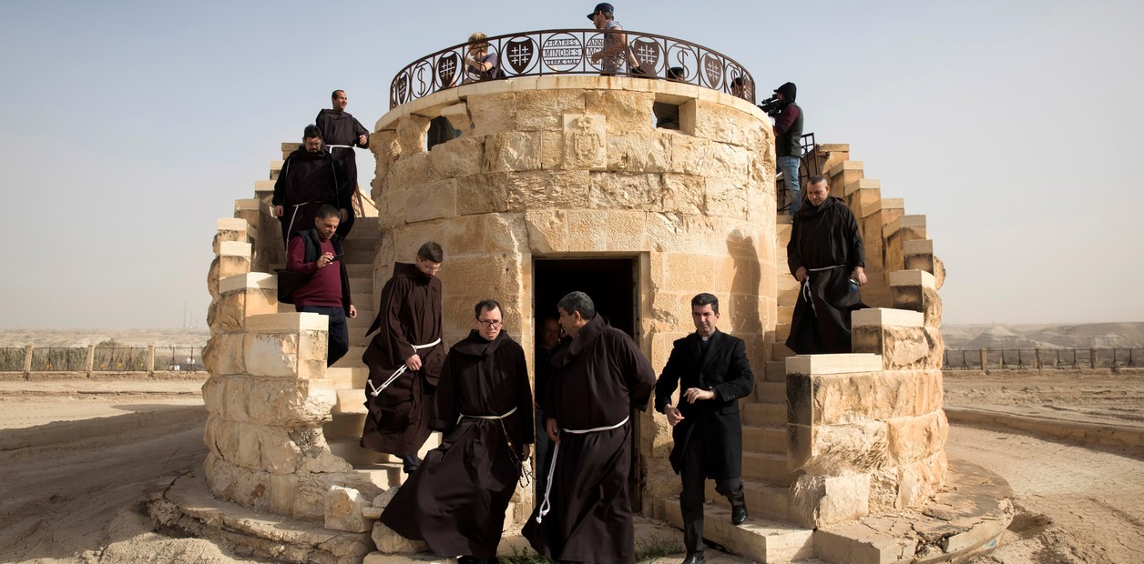 Imagen de un grupo de franciscano visitando la iglesia junto al Jordán, en donde se recuerda el bautismo de Jesús, en Qasr al-Yahud