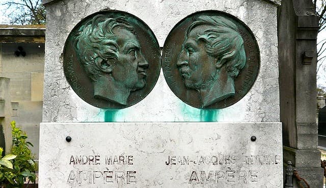 Tumba de Ampère padre e hijo.