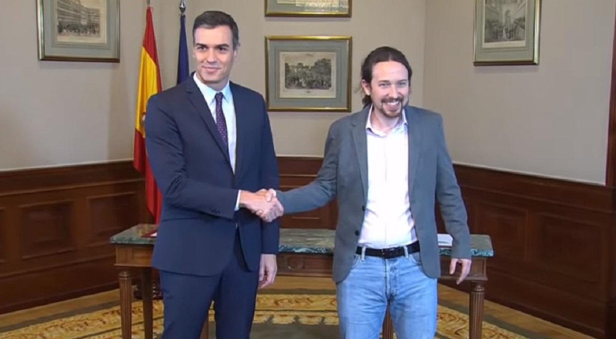 Pedro Sánchez y Pablo Iglesias estrechándose la mano.