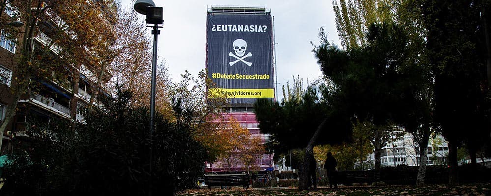 Cartel en Madrid contra la eutanasia.