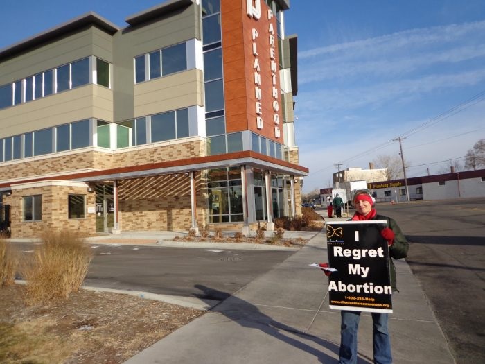 Carla Stream, frente a un centro abortista donde hace rescates