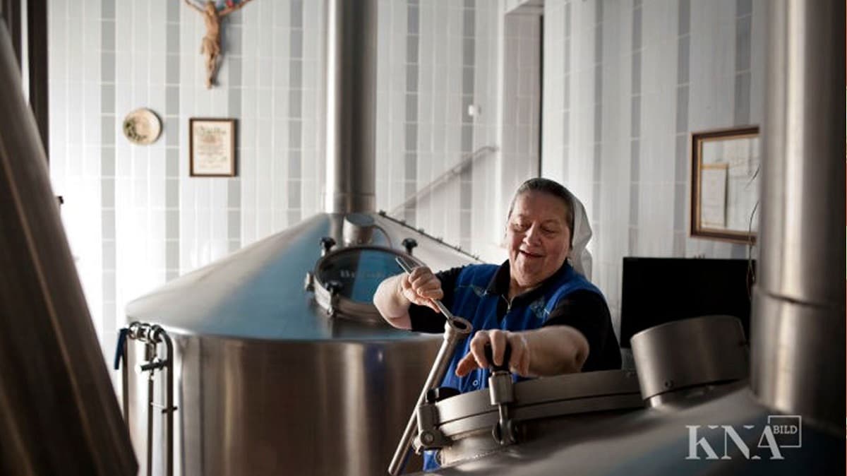 Doris Engelhard fabricando cerveza