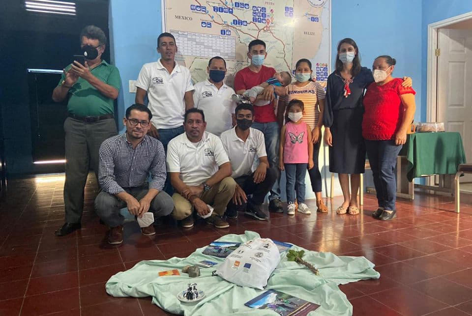 Nyzelle con colaboradores del servicio de ayuda a migrantes