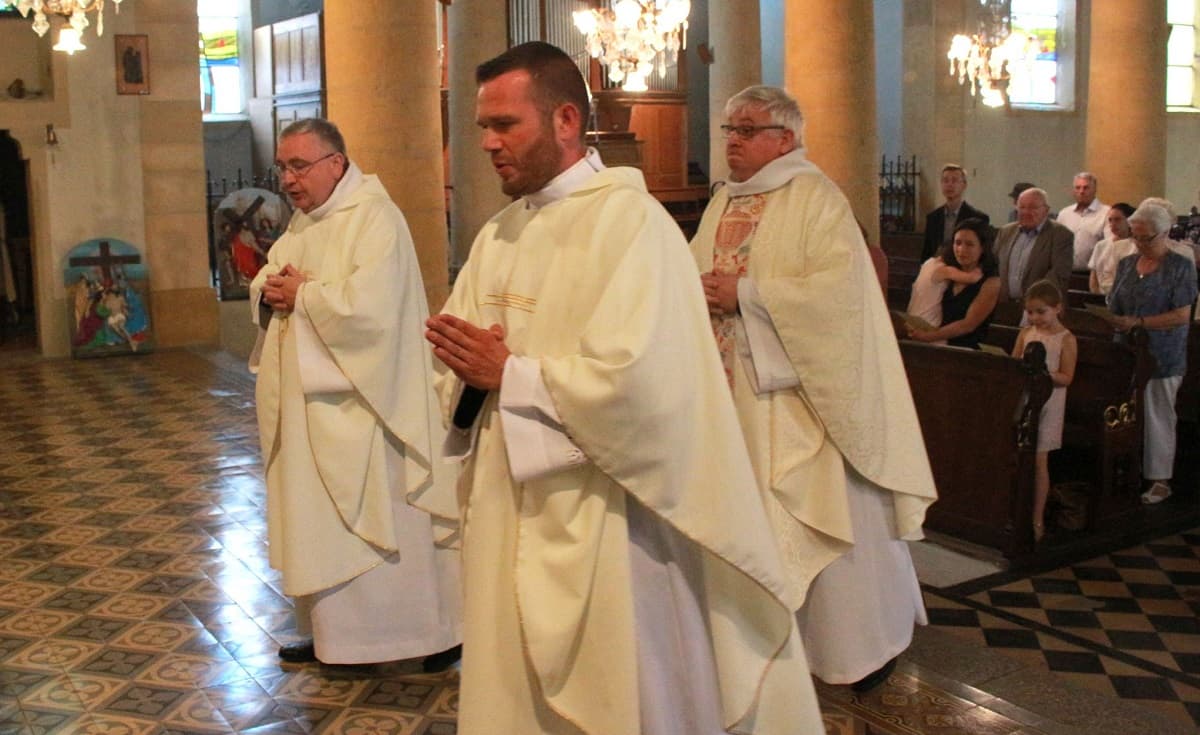 El padre Thibaut celebrando la misa por el 25 aniversario de su ordenación