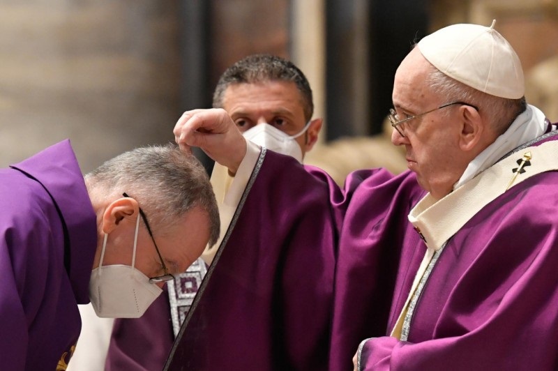 El Papa imparte la ceniza al cardenal Parolin