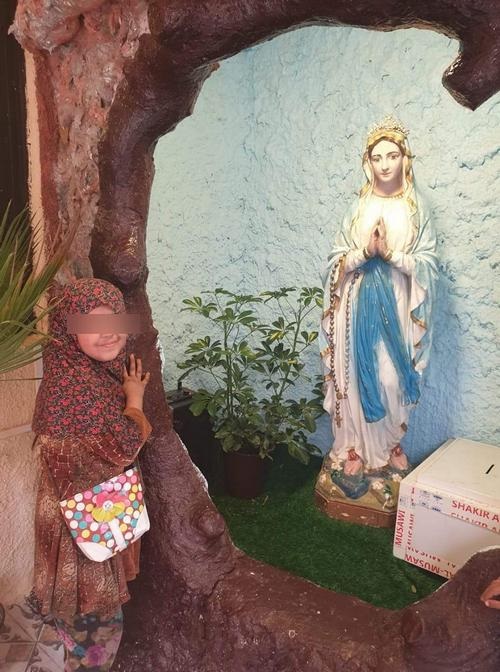 Sara, musulmana de Basora, ante una imagen de la Virgen de Lourdes