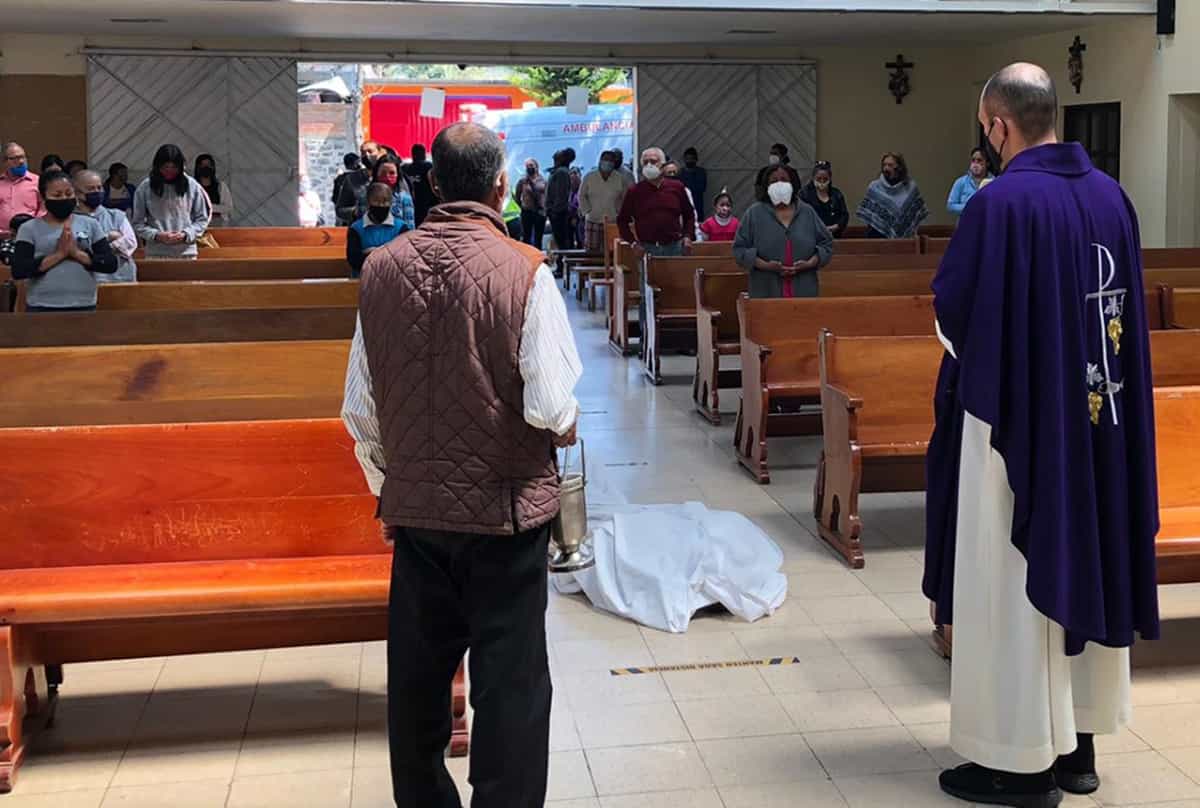 El padre Sajid Lozano y el difunto en la parroquia Jesús Sacerdote de Ciudad de México