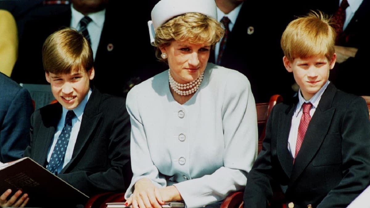 Diana Spencer, entonces princesa de Gales, con sus hijos Guillermo (izquierda) y Harry (derecha)