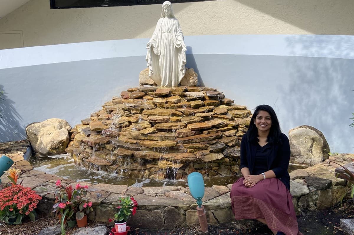 Simi Sahu, junto a una imagen de la Virgen María