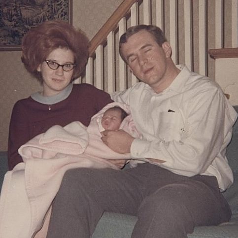 Jane con su madre y su padre adoptivo