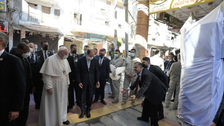 Sueltan palomas con Papa Francisco en Nayaf