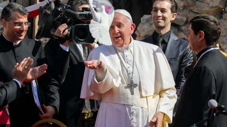 El Papa Francisco suelta una paloma en Mosul