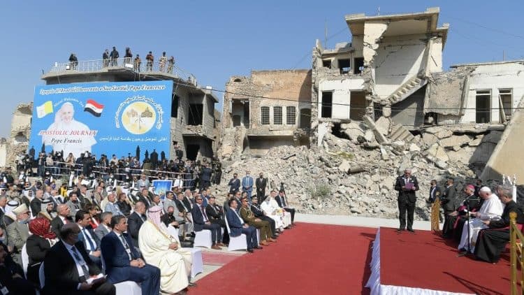 Francisco ora en Mosul, en la destruida plaza de las cuatro iglesias