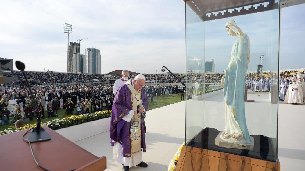 El Papa saluda a la Virgen al inicio de la misa en Erbil, Kurdistán iraquí